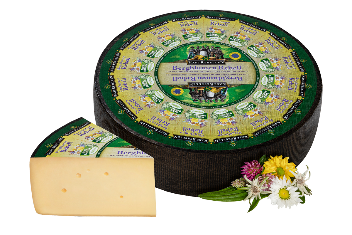 Käse mit Bergblumen verziert