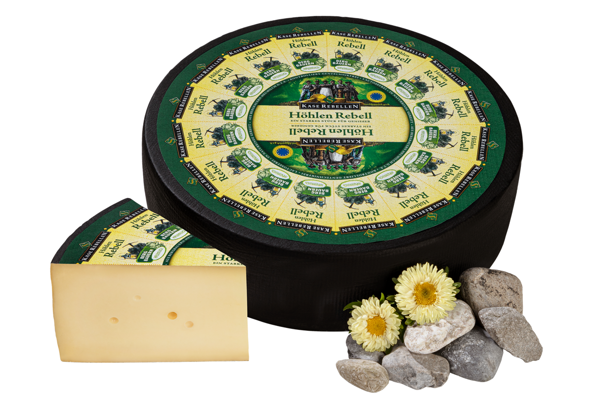 Hartkäse mit Steinen und Blumen verziert