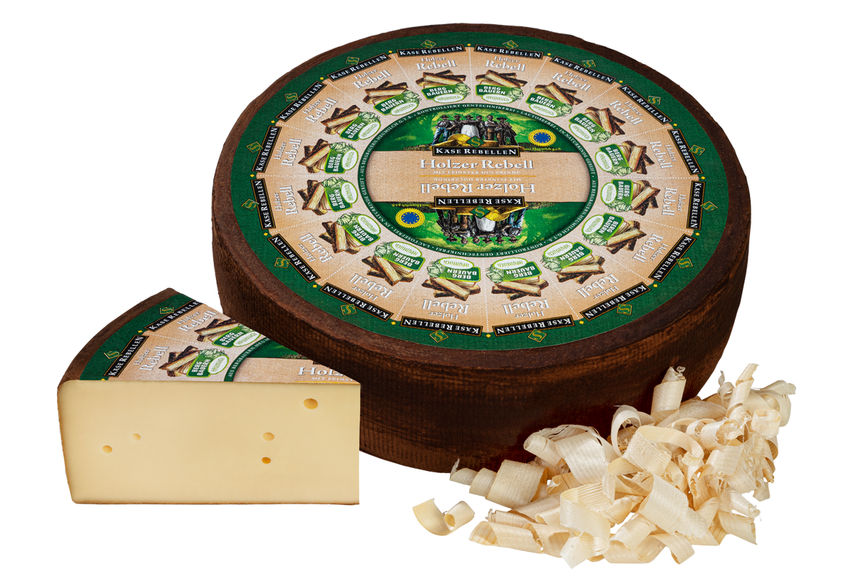 Käse mit Holzrinde und Sägespäne verziert