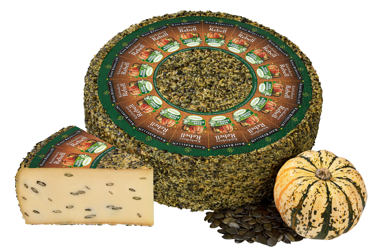 Schnittkäse mit Kürbiskernen verziert mit einem Kürbis und affiniert mit Kürbiskernen