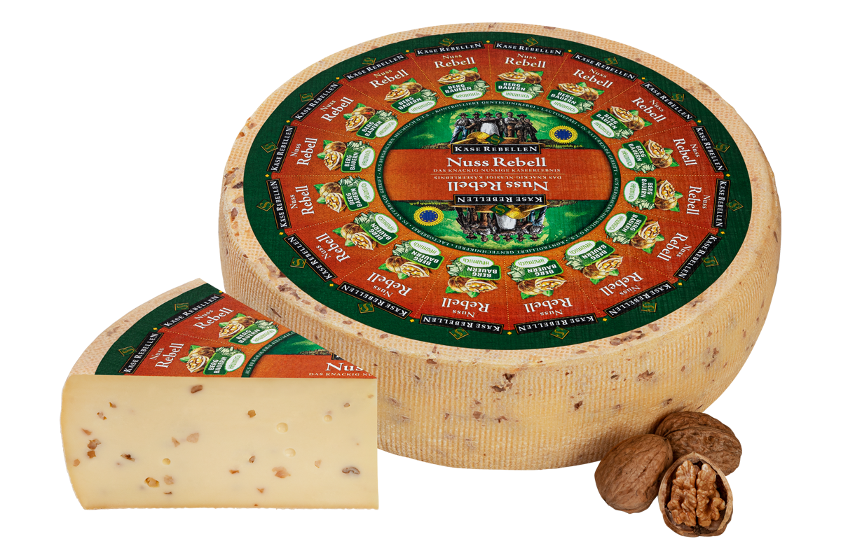 Schnittkäse mit Walnüssen im Käseteig