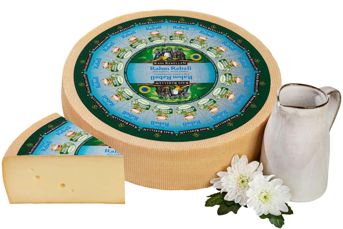 milder, sahniger Käse mit Milchkanne und Blumen verziert