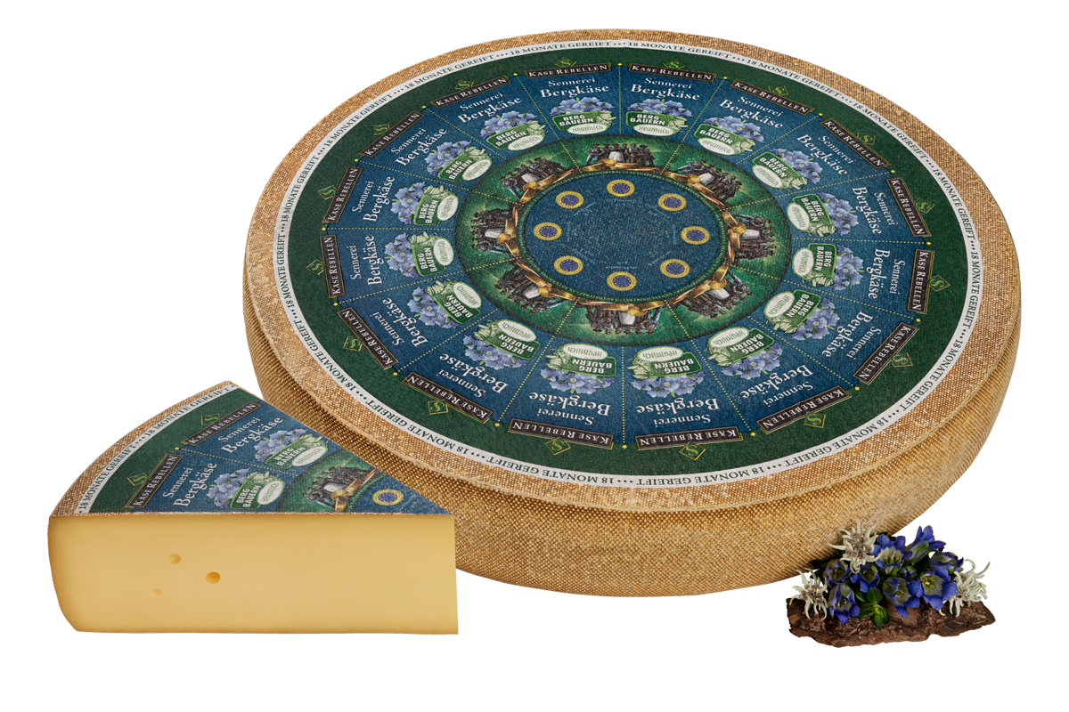 Alter Bergkäse verziert mit Blumen