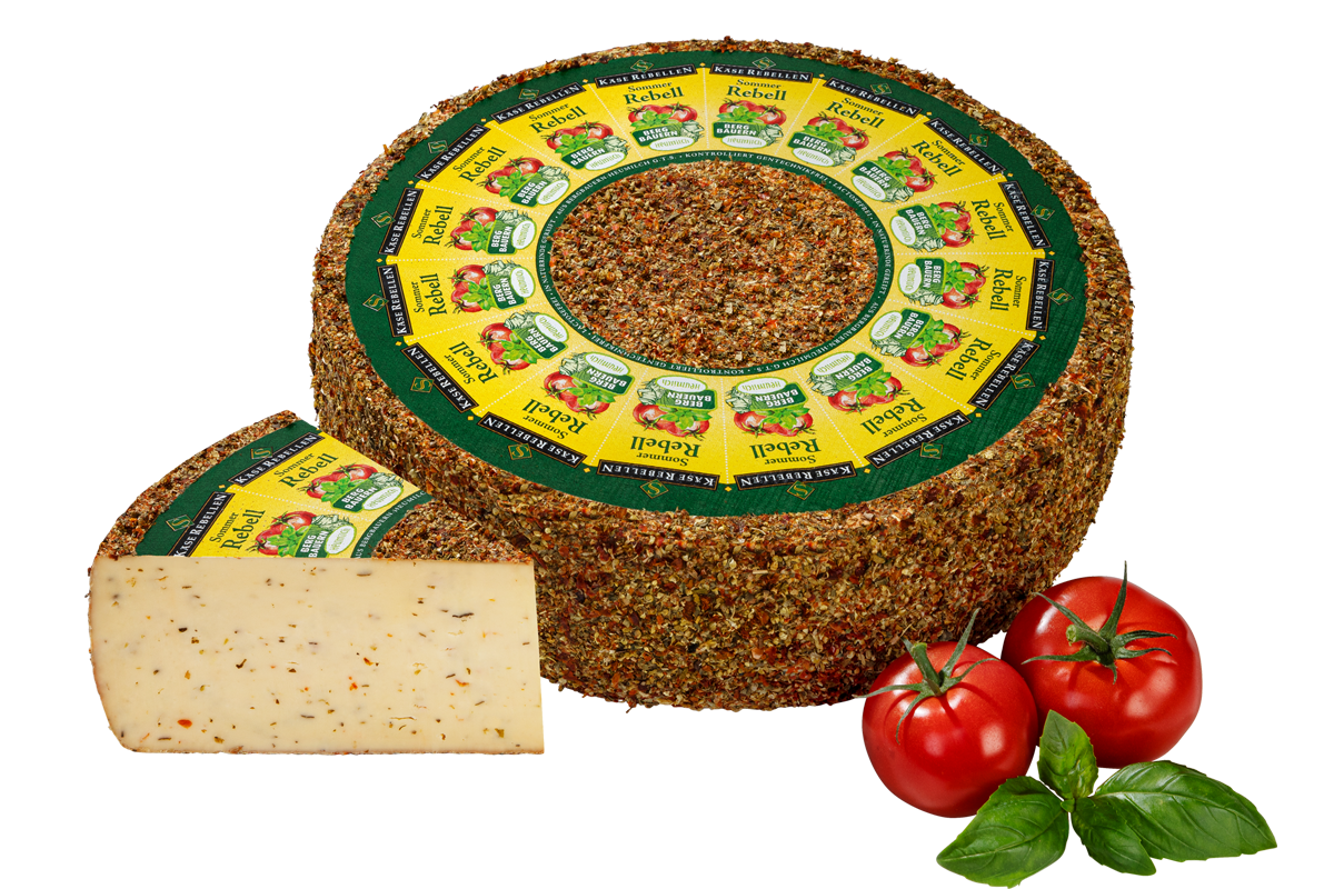 Schnittkäse mit Tomate und Basilikum verziert mit zwei Tomaten