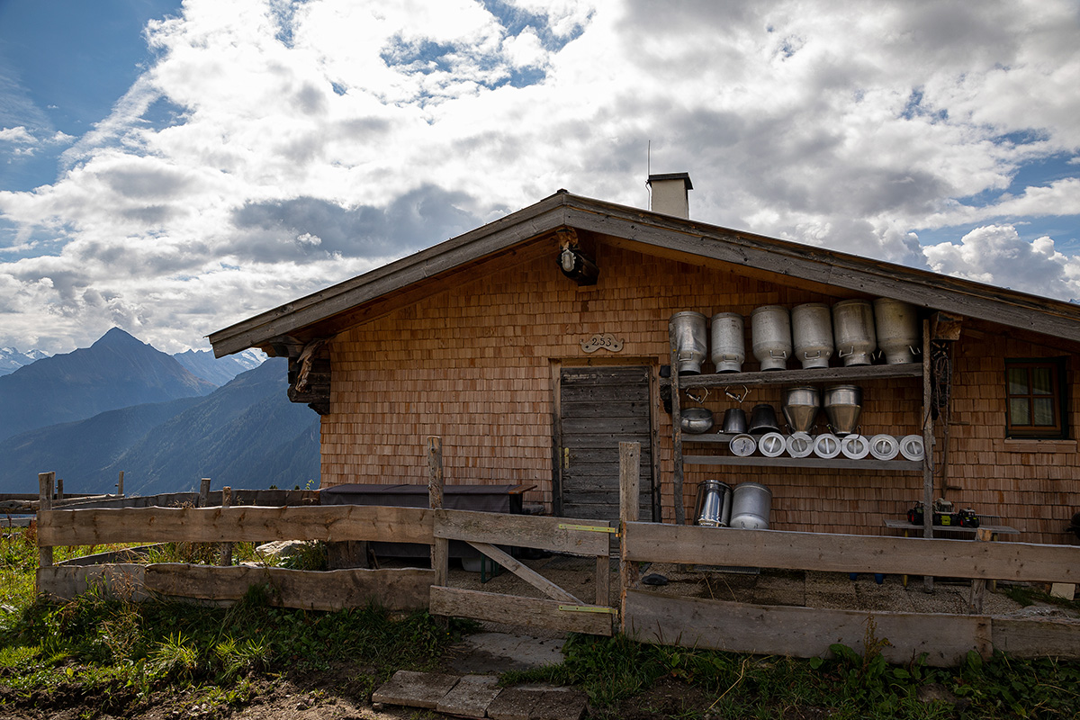 Berghütte eines Milchlieferanten mit Almsennerei in den Alpen
