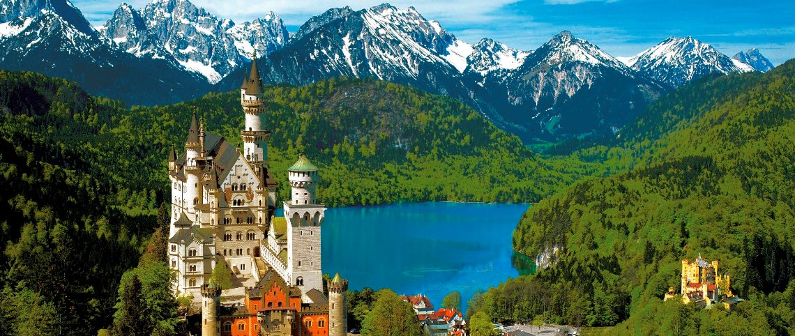 Schloss Neuschwanstein von König Ludwig mit Bergen im Hintergrund